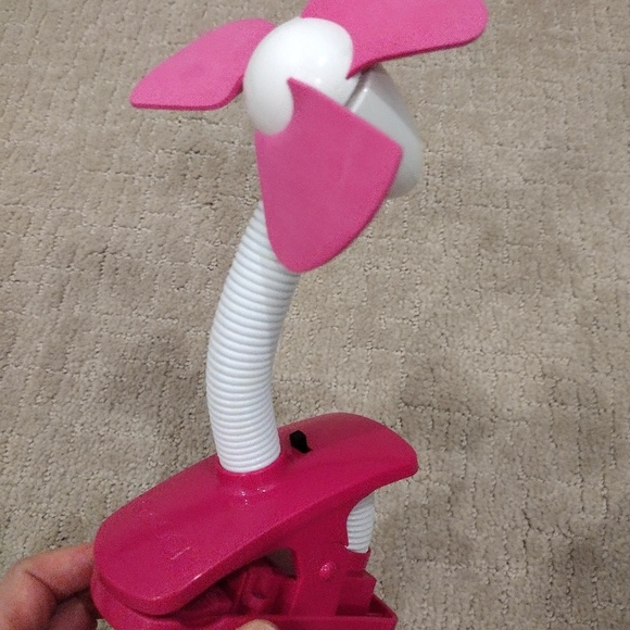 O2COOL Pink 9" Personal Fan Battery Operated with Clamp Clip & Adjustable Neck - Picture 3 of 6